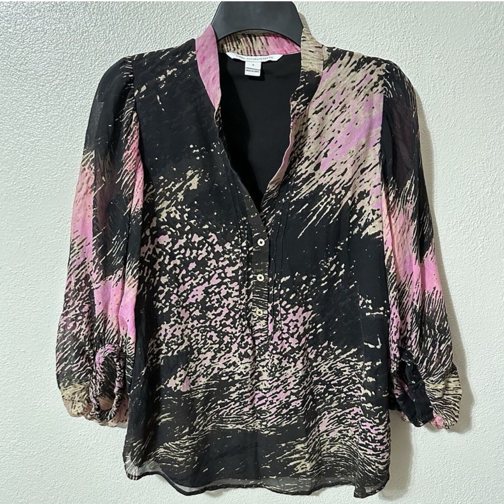 Diane Von Furstenberg VNeck 3/4 Sleeve Silk Top Blouse Size 6 Black Purple Print